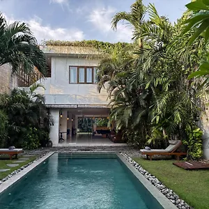 https://villa-chocolat.hotelsseminyak.net
